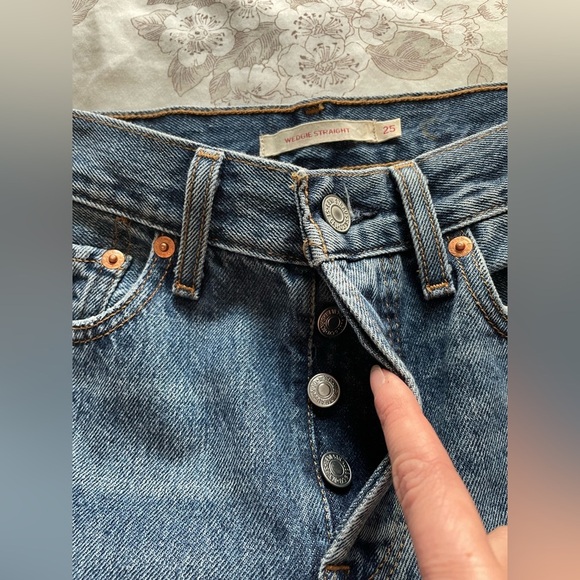 Levis Premium Wedgie Straight Jeans 25 Distressed Button Fly Raw Hem Carry Kerry - Picture 8 of 14